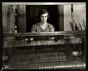 Jovem cega trabalhando em um tear na Associação Nova Iorque para os cegos, 111 East 59th Street, Nova York, 1934 (impressão de gelatina de prata)